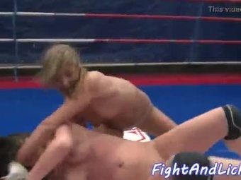 Les babes wrestling before pussylicking