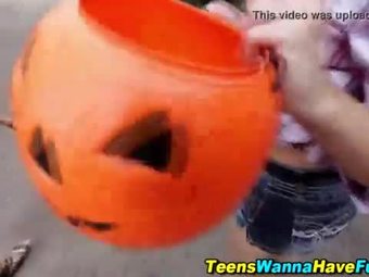 Party teen sucks dong